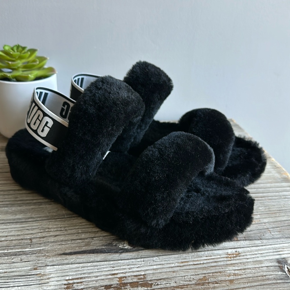 Ugg  slippers size 9 great condition like new